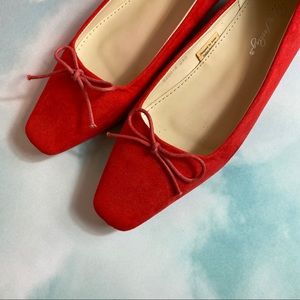 Red flat with thin bow